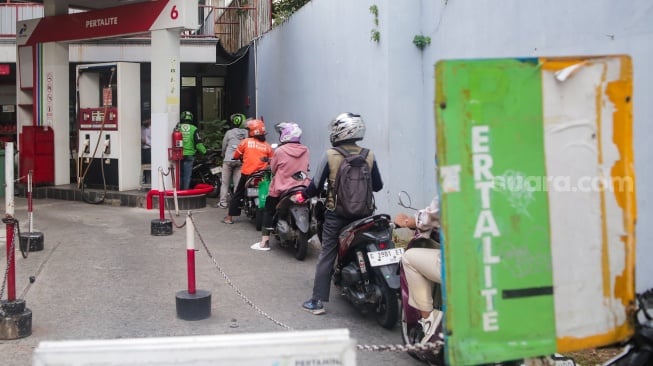 Warga melakukan pengisian bahan bakar minyak (BBM) di SPBU Pertamina, Jakarta, Jumat (22/11/2024). [Suara.com/Alfian Winanto]
