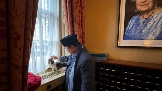 Prabowo Unggah Momen Bersama Larry 'The Cat' di Kantor PM Inggris, Netizen: Saingan Bobby Berat