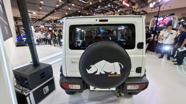 Suzuki Bawa Jimny 5 Pintu White Rhino Edition di GJAW 2024. (Foto: SUARA.com/Manuel Jeghesta)