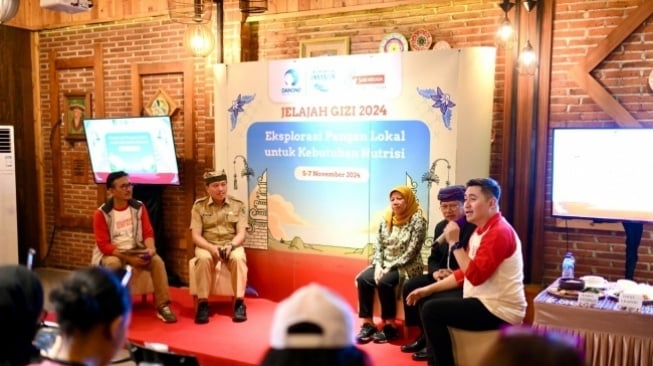 Medical dan Science Director Danone Indonesia, Dr.dr.Ray Wagiu Basrowi, MKK, FRSPH dalam acara talkshow Jelajah Gizi 2024 di Srengenge Wetan, Banyuwangi, Jawa Timur, Selasa (5/11/2024) (Dok.Danone Indonesia)