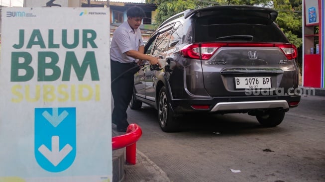 Warga melakukan pengisian bahan bakar minyak (BBM) di SPBU Pertamina, Jakarta, Jumat (22/11/2024). [Suara.com/Alfian Winanto]
