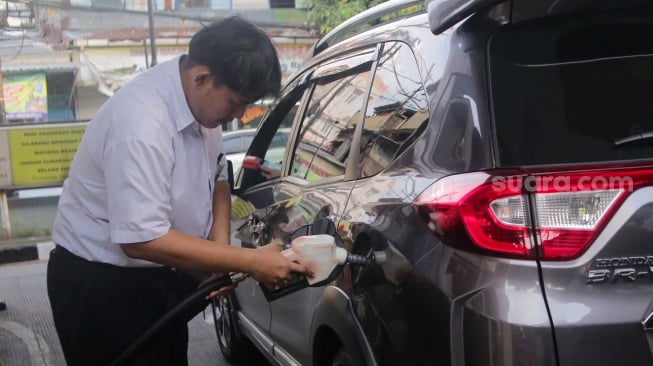 Warga melakukan pengisian bahan bakar minyak (BBM) di SPBU Pertamina, Jakarta, Jumat (22/11/2024). [Suara.com/Alfian Winanto]
