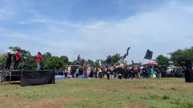 Kampanye pasangan Dharma-Kun di Lapangan Lapangan Tabaci, Kalideres, Jakarta Barat pada Sabtu (23/11/2024) pagi. [Suara.com/Yaumal]