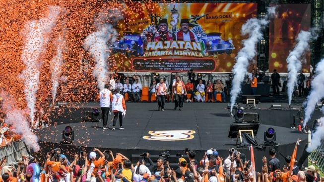 Calon gubernur dan wakil gubernur DKI Jakarta nomor urut 3 Pramono Anung (kiri) dan Rano Karno (kanan) menyampaikan visi misi pada kampanye akbar terakhir di Stadion Madya Gelora Bung Karno, Jakarta, Sabtu (23/11/2024). [ANTARA FOTO/Hafidz Mubarak A/foc]