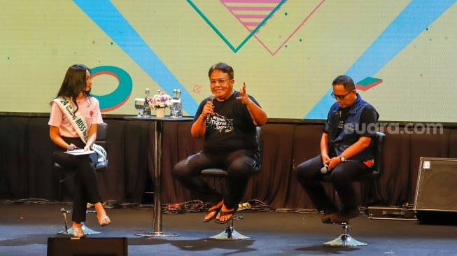 Sesi Nobar dan Talkshow bersama Puteri Indonesia Lingkungan 2024 Sophie Kirana (kiri), Jurnalis Dandhy Laksono (tengah) dan Direkstur Eksekutif CORE Indonesia Mohammad Faisal (kanan) saat acara Youth Economic Summit 2024 di Graha Bhakti Budaya, Taman Ismail Marzuki (TIM), Jakarta, Sabtu (23/11/2024). [Suara.com/Alfian Winanto] 