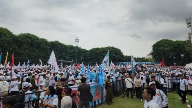 Spanduk Raksasa GibranKu All In Ridwan Kamil Curi Perhatian di Kampanye Akbar RK-Suswono