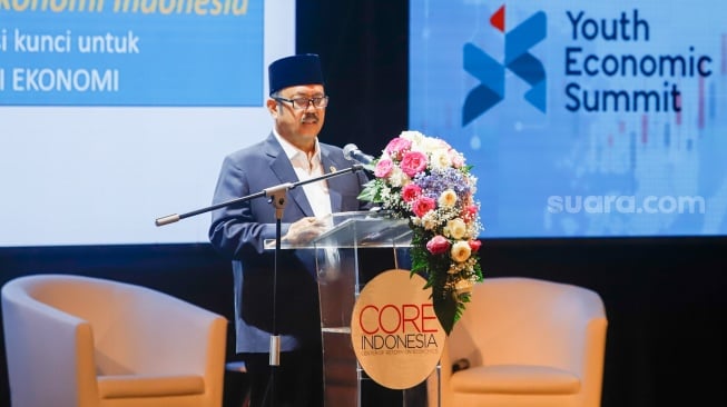 Menteri PPN/Kepala Bappenas Rachmat Pambudy memberikan pemaparan saat acara Youth Economic Summit 2024 di Graha Bhakti Budaya, Taman Ismail Marzuki (TIM), Jakarta, Sabtu (23/11/2024). [Suara.com/Alfian Winanto]