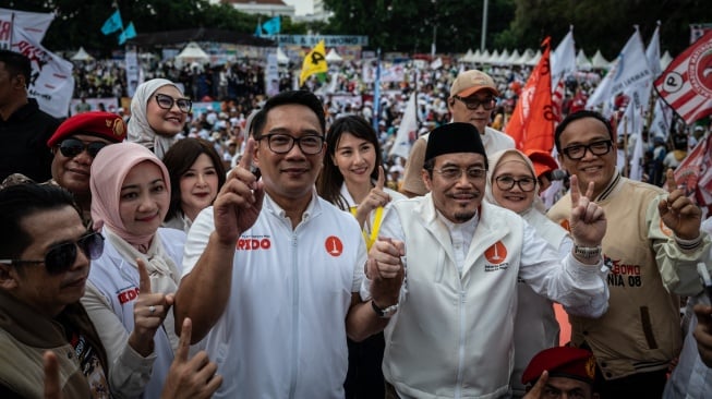 Cek Fakta: Benarkah Ridwan Kamil Mendukung Pramono-Doel dengan Pose 3 Jari?