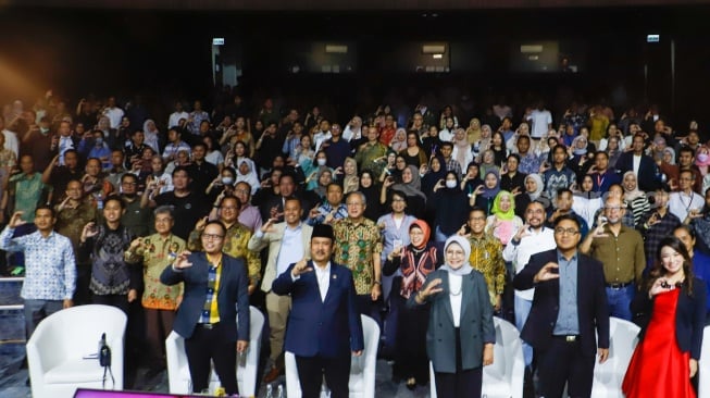 Menteri PPN/Kepala Bappenas Rachmat Pambudy (kedua kiri) bersama Pendiri CORE Indonesia Hendri Saparini (tengah) dan Direktur CORE Indonesia Mohammad Faisal (kiri) foto bersama para peserta Youth Economic Summit 2024 di Graha Bhakti Budaya, Taman Ismail Marzuki (TIM), Jakarta, Sabtu (23/11/2024). [Suara.com/Alfian Winanto]