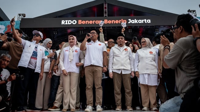 Calon Gubernur dan Wakil Gubernur DKI Jakarta nomor urut satu Ridwan Kamil (tengah) dan Suswono (tengah kanan) menyampaikan orasi politiknya dalam kampanye akbar terakhir di Lapangan Banteng, Jakarta, Sabtu (23/11/2024). [ANTARA FOTO/Aprillio Akbar/nz]