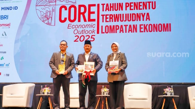 Menteri PPN/Kepala Bappenas Rachmat Pambudy (tengah) bersama Pendiri CORE Indonesia Hendri Saparini (kanan) dan Direktur CORE Indonesia Mohammad Faisal (kiri) foto bersama saat acara Youth Economic Summit 2024 di Graha Bhakti Budaya, Taman Ismail Marzuki (TIM), Jakarta, Sabtu (23/11/2024). [Suara.com/Alfian Winanto]