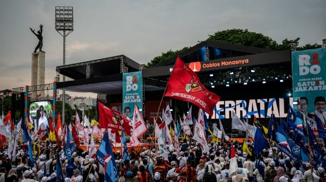 Sejumlah pendukung calon gubernur dan wakil gubernur DKI Jakarta nomor urut satu Ridwan Kamil dan Suswono menghadiri kampanye akbar terakhir di Lapangan Banteng, Jakarta, Sabtu (23/11/2024). [ANTARA FOTO/Aprillio Akbar/nz]