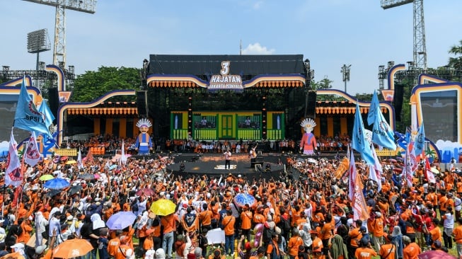 Calon gubernur dan wakil gubernur DKI Jakarta nomor urut 3 Pramono Anung (kiri) dan Rano Karno (kanan) menyampaikan visi misi pada kampanye akbar terakhir di Stadion Madya Gelora Bung Karno, Jakarta, Sabtu (23/11/2024). [ANTARA FOTO/Hafidz Mubarak A/foc]