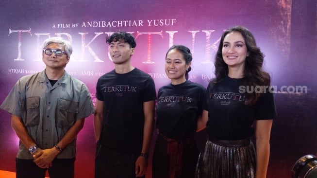 Atiqah Hasiholan, Putri Ayudya, Amir Ahnaf dan sang sutradara film Terkutuk ditemui di Grand Indonesia, Jakarta Pusat pada Rabu (20/11/2024). [Suara.com/Rena Pangesti]