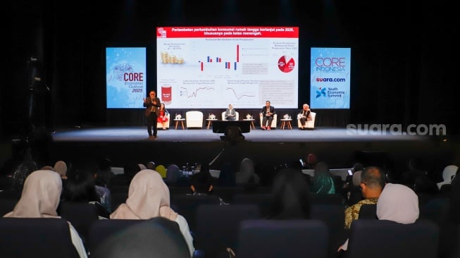 Direktur Eksekutid CORE Indonesia Mohammar Faisal memberikan pemaparan saat acara Youth Economic Summit 2024 di Graha Bhakti Budaya, Taman Ismail Marzuki (TIM), Jakarta, Sabtu (23/11/2024). [Suara.com/Alfian Winanto]