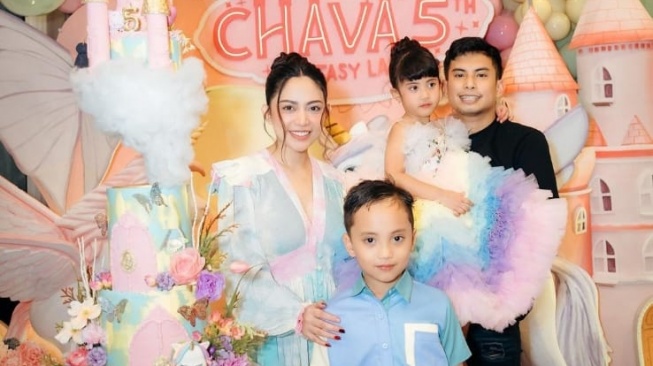 Niko Al Hakim dan Rachel Vennya harmonis rayakan ulang tahun Chava (Instagram/@rachelvennya)