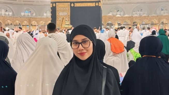 Lagi Umrah, Foto Mayang di Depan Kabah Dinyinyiri Netizen: Editan Ya?