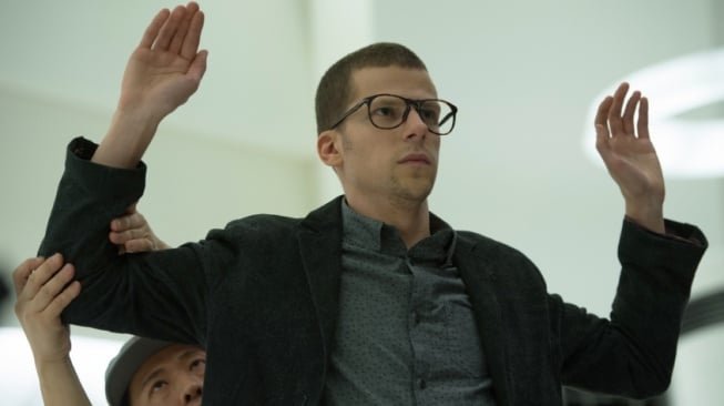 Jesse Eisenberg Resmi Jadi Sutradara Film Musikal Bergenre Komedi