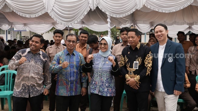 Hetifah Sjaifudian (tengah) dan Intan Rizky Mutiaz (kanan) saat berada di SMK Negeri 1 PPU. [Ist]