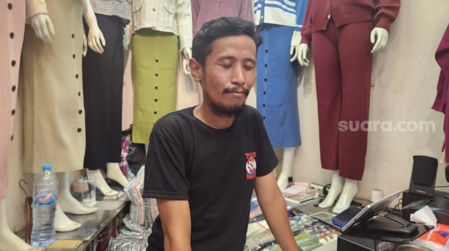 Penampakan pedagang Pasar Tanah Abang menanggapi wacana pemerintah menaikkan PPN 12 persen. (Suara.com/Fakhri)