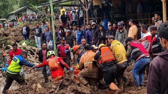 Petugas saat mengevakuasi para korban. [dok Polres Tanah Karo]