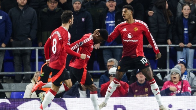 Penyerang Manchester United bernomor punggung 10 Marcus Rashford (kanan) merayakan gol pertama bagi timnya dalam pertandingan Liga Inggris 2024/2025 antara Ipswich Town vs Manchester United di Portman Road di Ipswich, Inggris timur pada 24 November 2024.Darren Staples / AFP