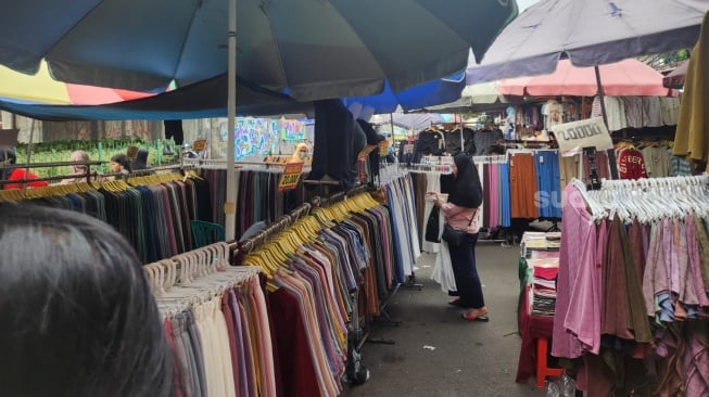 Penampakan pedagang Pasar Tanah Abang menanggapi wacana pemerintah menaikkan PPN 12 persen. (Suara.com/Fakhri)