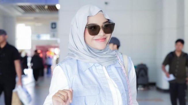 Kunjungi Nenek di Batu, Outfit Aurel Hermansyah Jadi Omongan Netizen: Konsepnya Gimana?