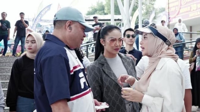 Atta Halilintar dan Aurel Hermansyah boyong keluarga dan karyawan liburan bersama di Batu (Instagram/@attahaliliintar)