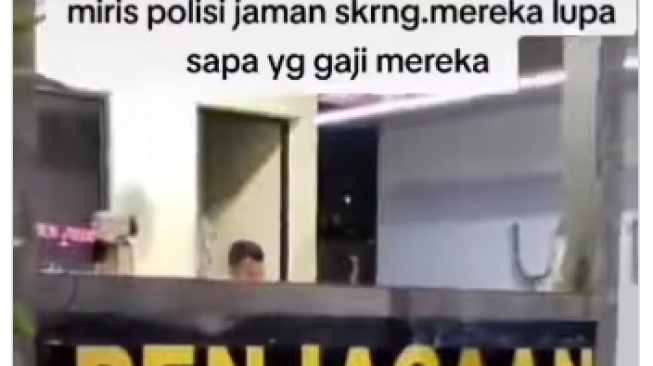 Viral pria teriak-teriak di depan gerbang Polsek Kelapa Gading, Jakut. (tangkapan layar/Instagram)