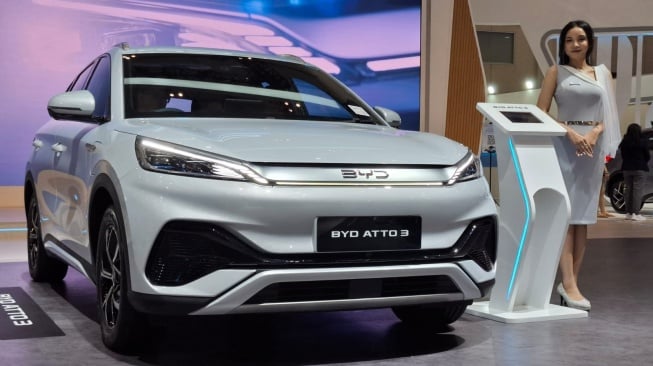 BYD Indonesia Membawa Jajaran Produk Mobil Listrik Lengkap di GJAW 2024. (SUARA.com/Manuel Jeghesta)