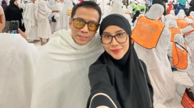 Umrah Bareng Doddy Sudrajat, Mayang Kirim Doa Buat Vanessa Angel: Wanita Hebat!