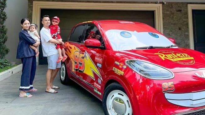 Rayyanza anak Raffi Ahmad dan Nagita Slavina berfoto dengan mobil Lightning McQueen. (Instagram/@raffinagita1717)