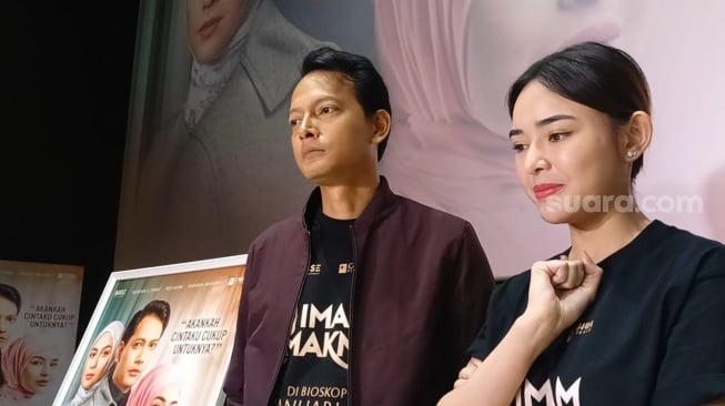 Fedi Nuril dan Amanda Manopo dalam jumpa pers film 1 Imam 2 Makmum ditemui di Sudirman, Jakarta Pusat pada Selasa (26/11/2024). [Suara.com/Rena Pangesti]