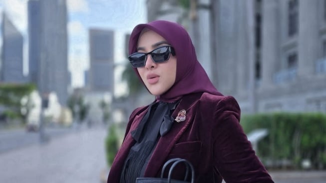 Syahrini Kembali Cetar! Pakai Bros Mungil Rp128 Juta, Bikin Netizen Takut Kegiling Mesin Cuci