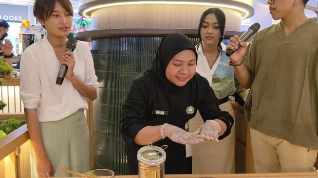 Opening kafe pertama Uji Matcha di Pakuwon Mall Bekasi, Jawa Barat, Jumat (22/11/2024) [Suara.com/Dini Afrianti]