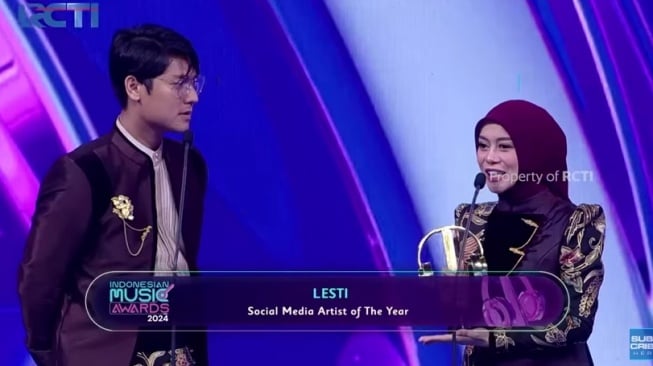 Rizky Billar dampingi Lesti Kejora ke podium Indonesian Music Awards 2024 (YouTube/RCTI - Entertainment)