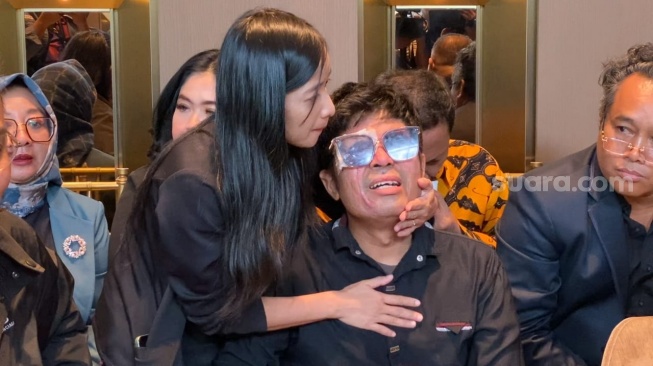 Raung tangis Agus Salim usai mediasi dengan Pratiwi Noviyanthi di kawasan Kuningan, Jakarta, Selasa (26/11/2024) kembali berujung kegagalan. [Suara.com/Adiyoga Priyambodo]