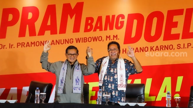 Calon Gubernur dan Wakil Gubernur DKI Jakarta nomor urut 3, Pramono Anung - Rano Karno usai memyampaikan keterangan terkait hasil quick count Pilkada di Jakarta, Rabu (27/11/2024). [Suara.com/Alfian Winanto]