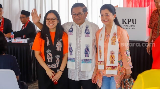 Calon gubernur DKI Jakarta nomor urut 3 Pramono Anung ditemani Istrinya Endang Nugrahani dan putrinya Hanifa Fadhila Pramono menyapa awak media di Tempat Pemungutan Suara (TPS) di Cipete Selatan, Jakarta, Rabu (27/11/2024). [Suara.com/Alfian Winanto]
