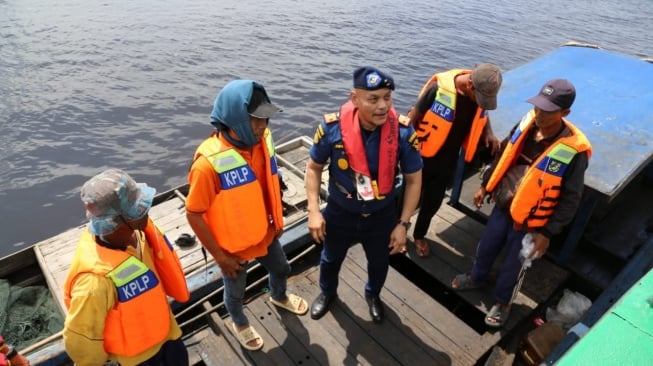 Tingkatkan Keselamatan Pelayaran Kapal Pelra di Wilayah Perairan Dumai, Kemenhub Beri 200 Life Jacket