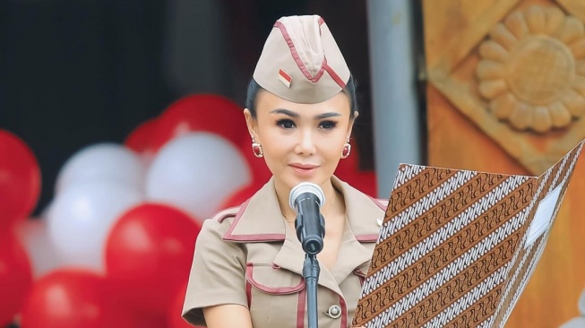 Yuni Shara saat memimpin upacara di PAUD Cahaya Permata Abadi (Instagram/@yunishara36)