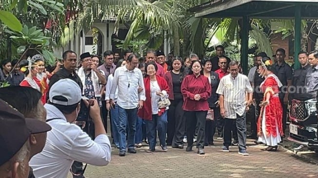 Didampingi Pramono-Rano, Megawati Nyoblos Bareng Prananda dan Puan untuk Pilkada Jakarta di Kebagusan