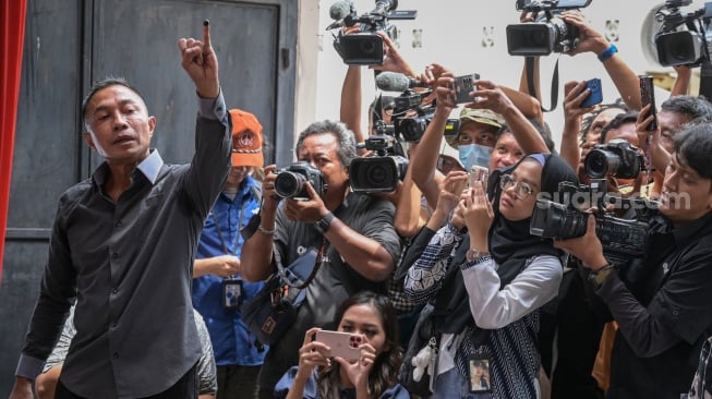 Calon Gubernur DKI Jakarta nomor urut 2 Dharma Pongrekun (kiri) menunjukkan jari kelingking yang sudah dicelup tinta usai menggunakan hak pilihnya dalam Pemilihan Kepala Daerah (Pilkada) di TPS 31 Lebak Bulus, Jakarta Selatan, Rabu (27/11/2024). [ANTARA FOTO/Fauzan/aww]