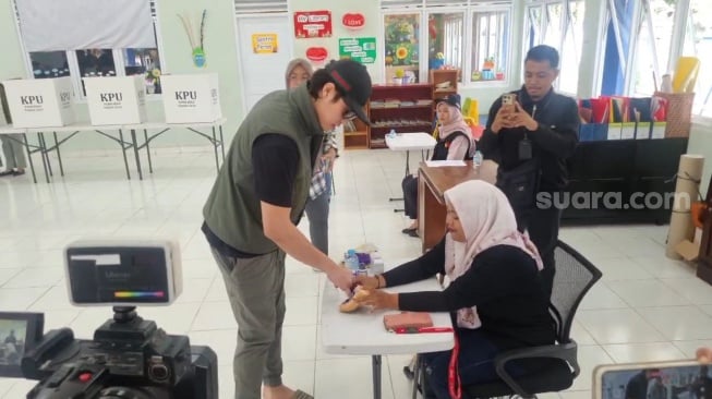 El Rumi usai mencoblos di Pilkada DKI Jakarta 2024 di TPS 025 Pondok Pinang, Pondok Indah, Jakarta Selatan, Rabu (27/11/2024). [Suara.com/Tiara Rosana]