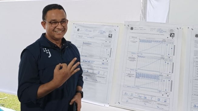 Mantan Gubernur Jakarta Anies Baswedan saat melihat hasil perhitungan di TPS 29 Lebak Bulus, Jakarta Selatan, Rabu (27/11/2024). (ANTARA/Khaerul Izan)