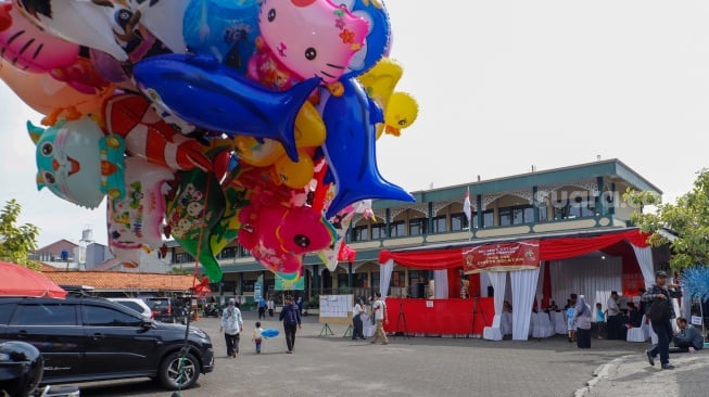 Warga menggunakan hak pilihnya dalam Pemilihan Gubernur dan Wakil Gubernur Provinsi DKI Jakarta di TPS 046 Cilandak, Jakarta, Rabu (27/11/2024). [Suara.com/Alfian Winanto]