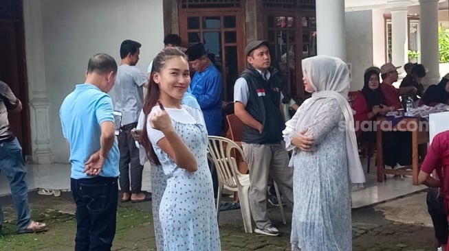 Ayu Ting Ting usai Nyoblos Pilkada ditemui di rumahnya kawasan Depok, Jawa Barat pada Rabu (27/11/2024). [Suara.com/Rena Pangesti]