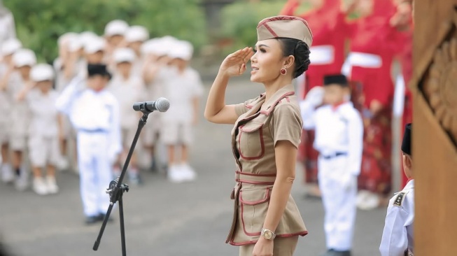 Yuni Shara saat memimpin upacara di PAUD Cahaya Permata Abadi (Instagram/@yunishara36)