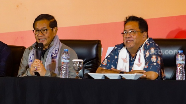 Calon Gubernur dan Wakil Gubernur DKI Jakarta nomor urut 3, Pramono Anung - Rano Karno memyampaikan keterangan terkait hasil quick count Pilkada di Jakarta, Rabu (27/11/2024). [Suara.com/Alfian Winanto]
